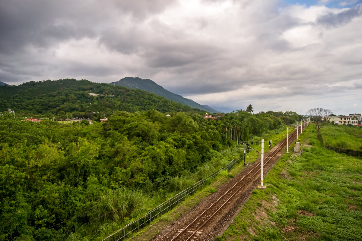 Crossing the Railway Line in Shoufeng
