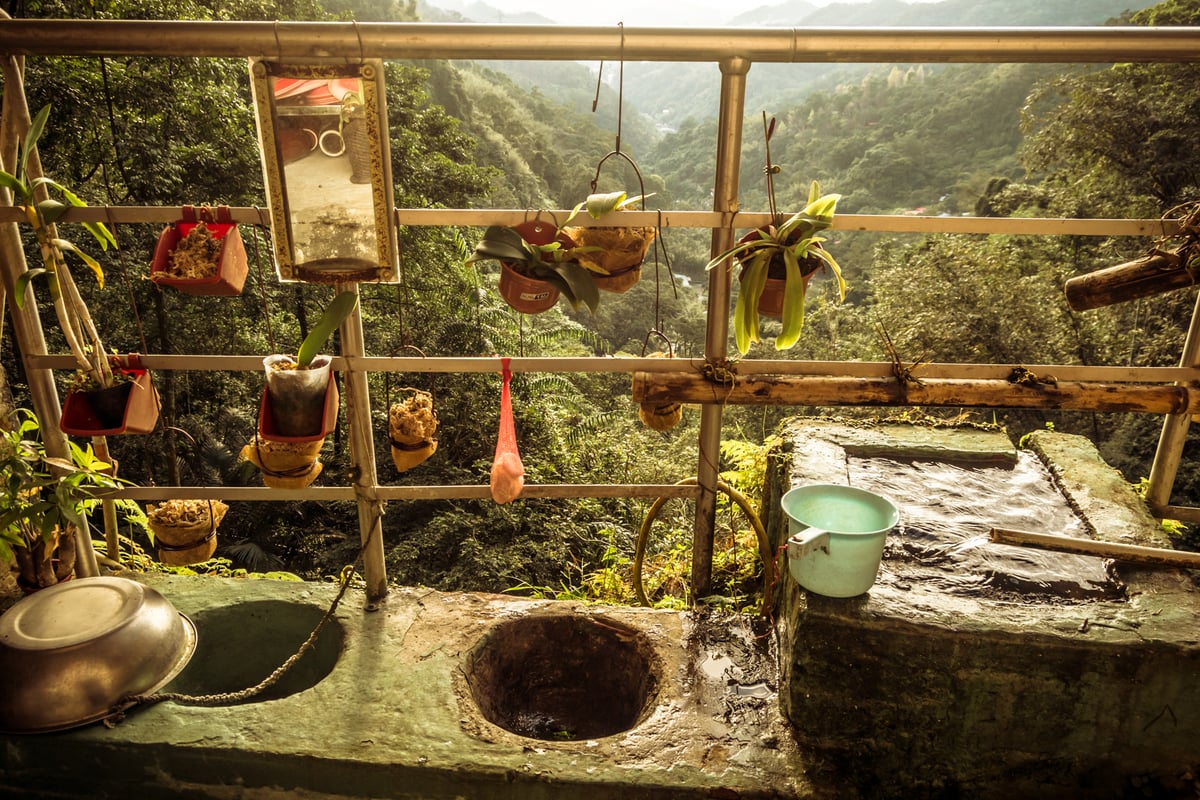 The rustic wash basin at Yinhe Cave