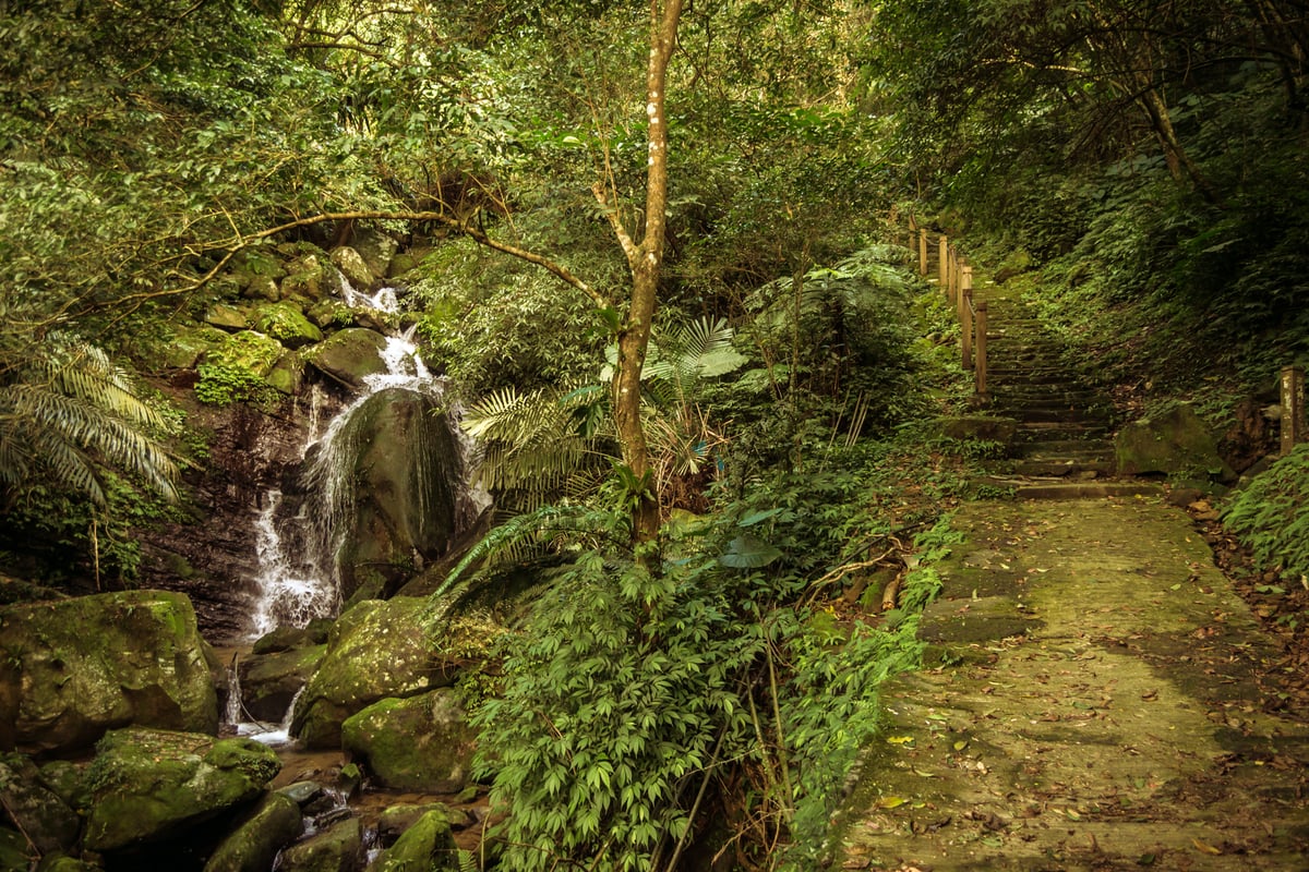 The pathway to Yinhe Cave Temple