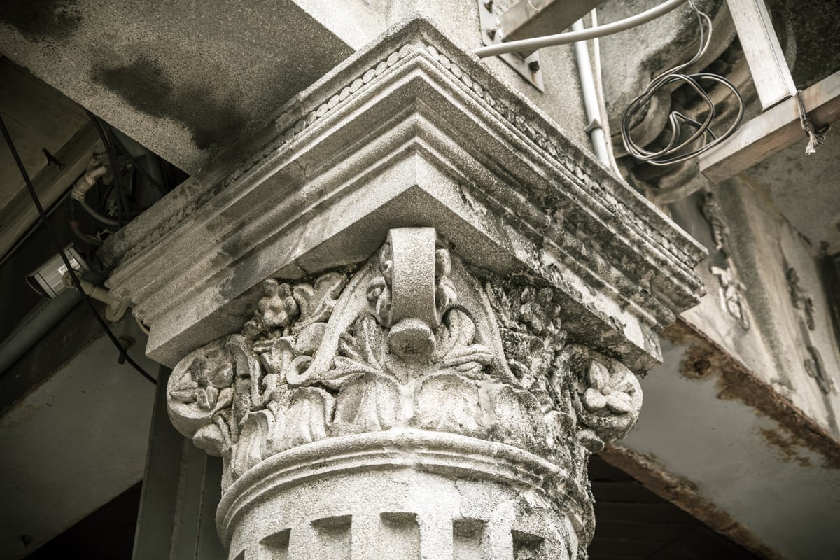 A close look at one of the columns on Xinhua Old Street