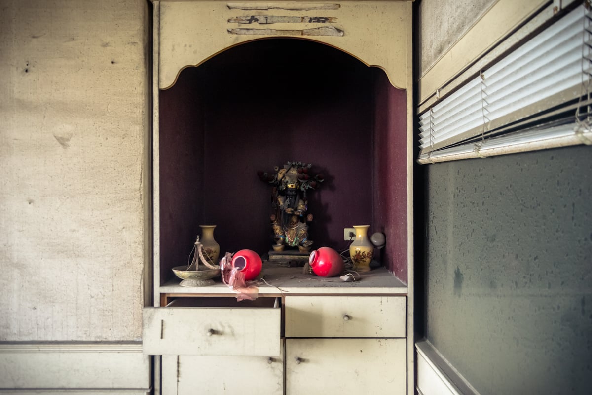 An abandoned shrine in a Qiaoyou building office