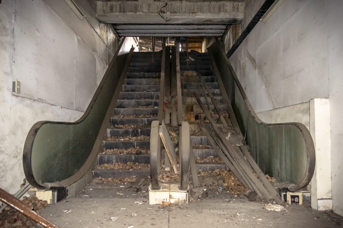 Derelict escalators at the Qiaoyou building
