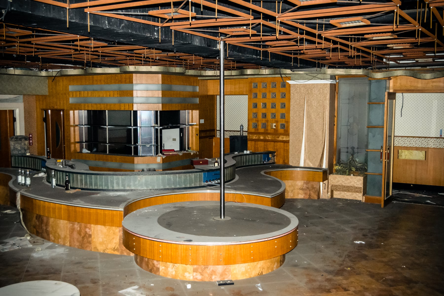 Gentlemen's club at the Qiaoyou building