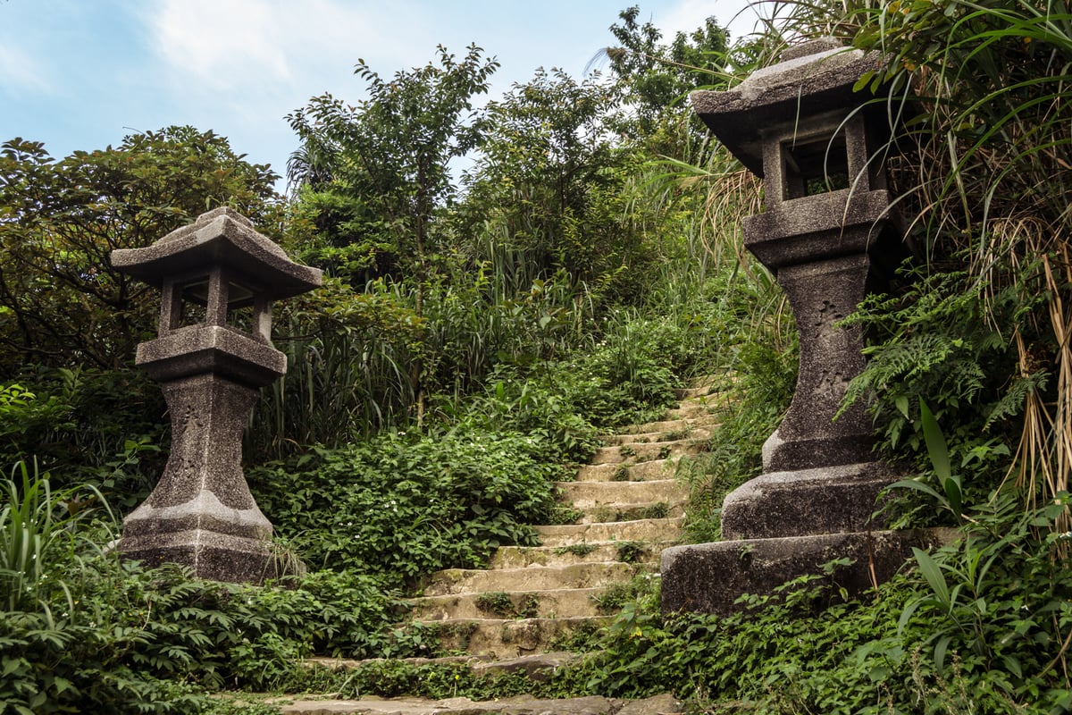 Stone lanterns on the steps to the Ōgon Shrine 黄金神社