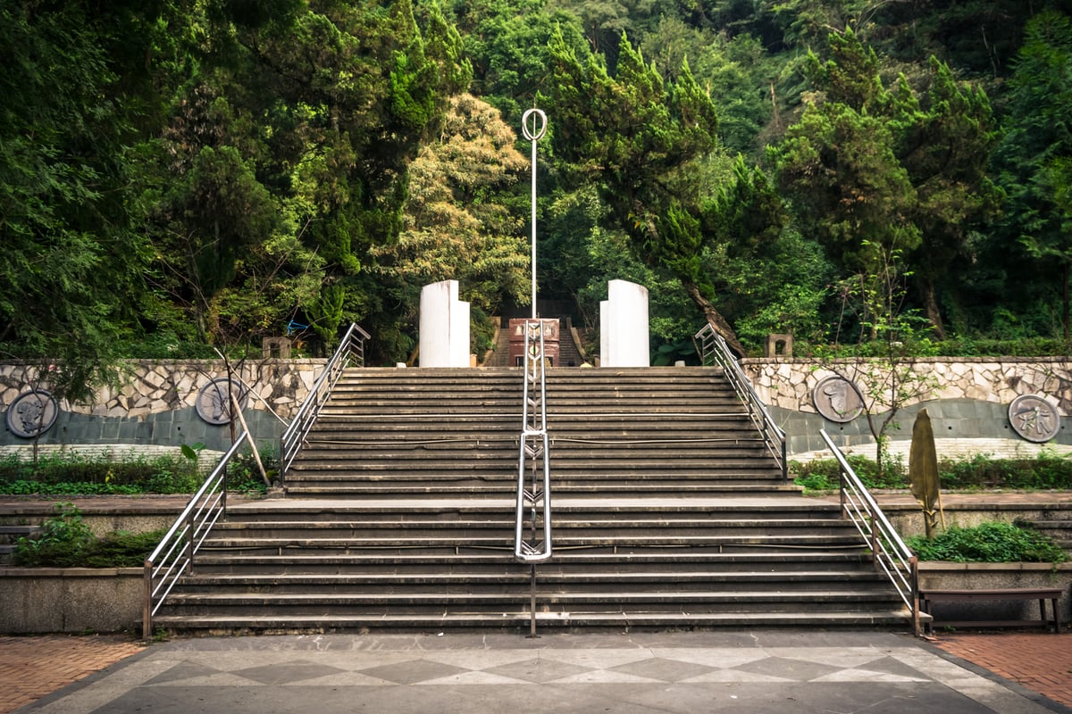 Monument to the center