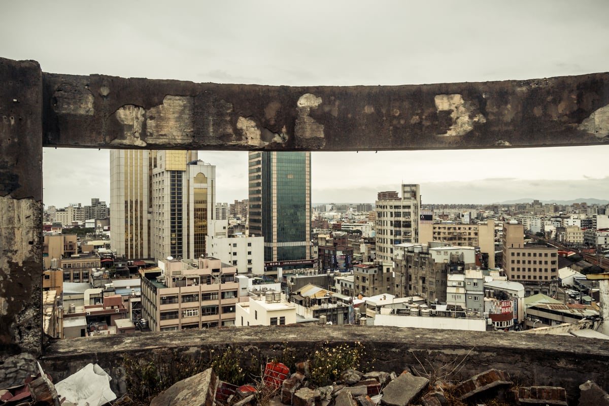 Zhongli from an abandoned rooftop