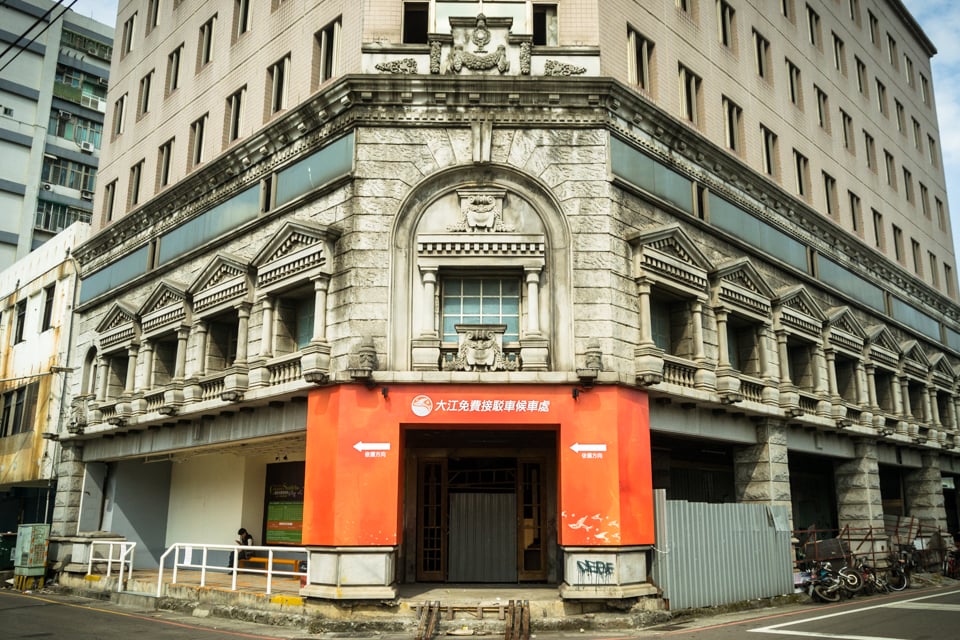A curious development next to the train station in Zhongli