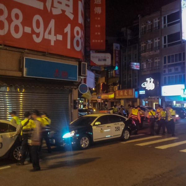 Cops raiding a KTV in Zhongli
