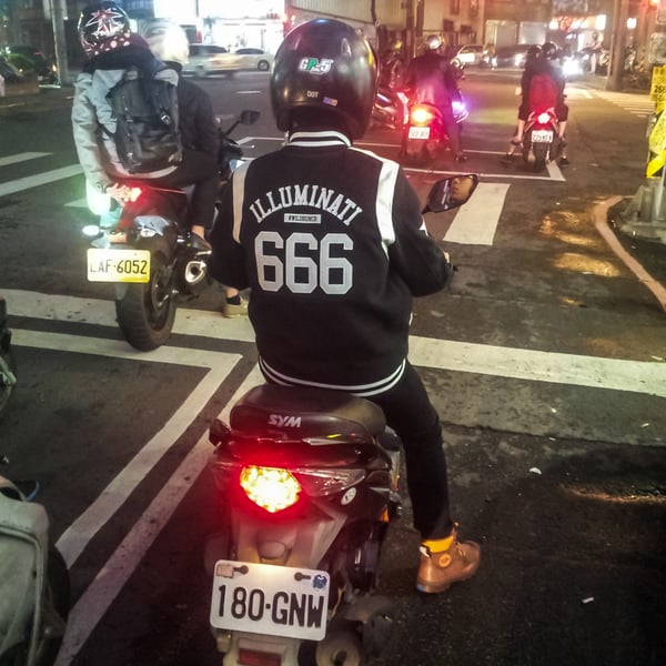 Illuminati fashion in Zhongli