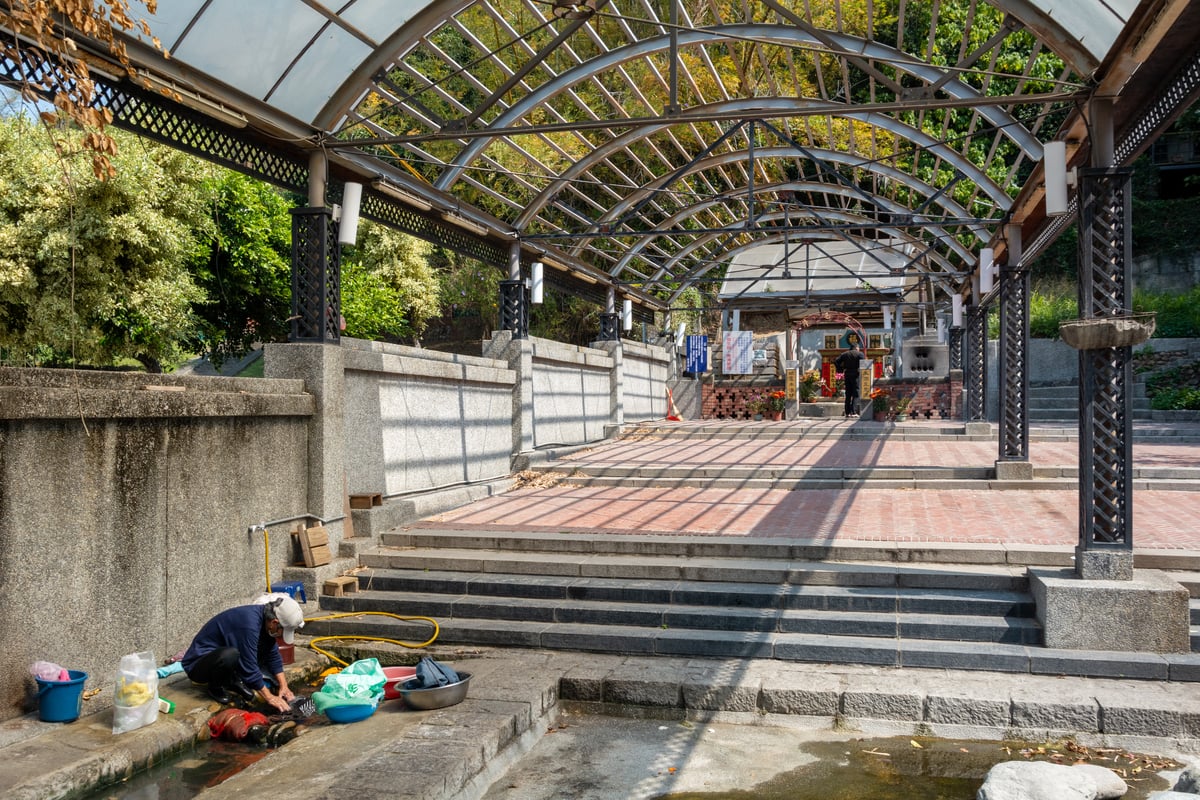 Laundry Time at Changhua Hongmao Well (彰化紅毛井)