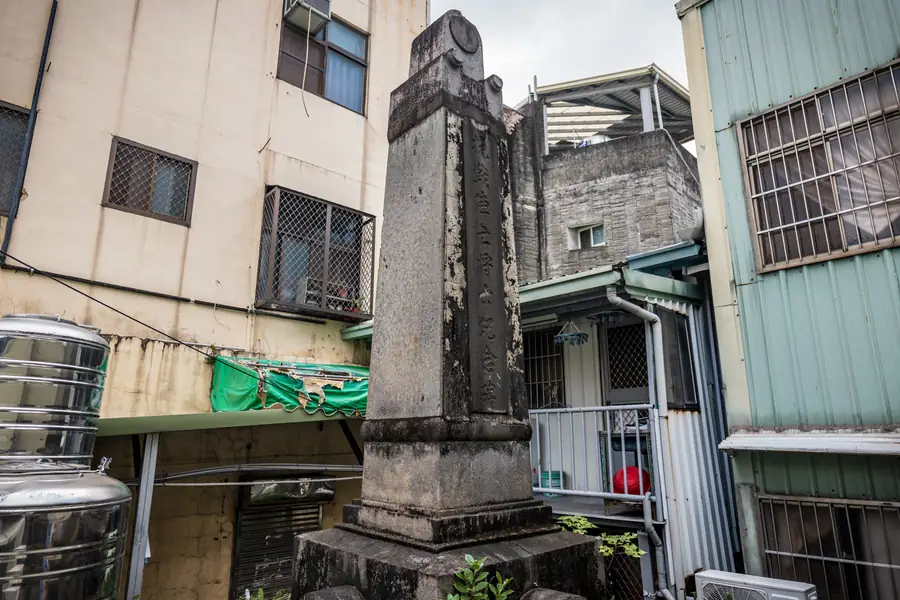 Dongshi Loyalty Monument