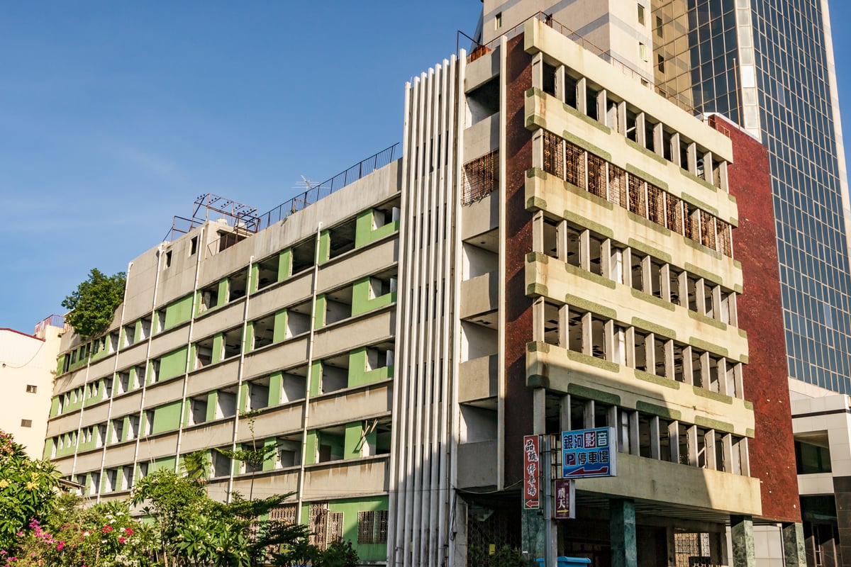 Exterior Shot of Xinglin General Hospital (杏林綜合醫院)
