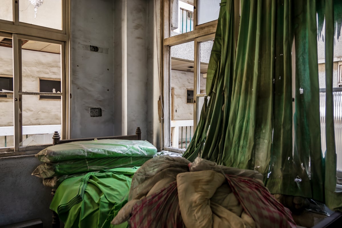 Draping The Remains of Xinglin General Hospital (杏林綜合醫院)