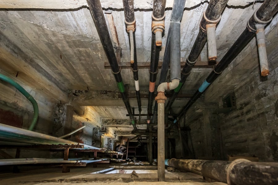 Down The Elevator Shaft at Xinglin General Hospital (杏林綜合醫院)