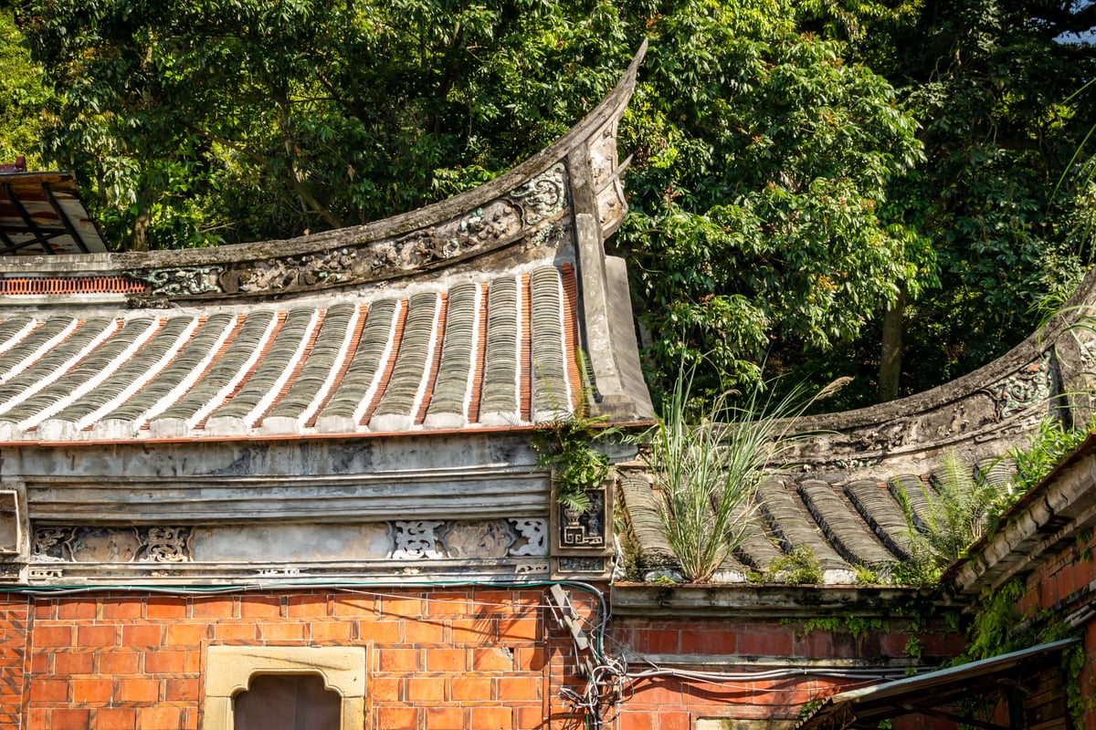 A Traditional Swallowtail Rooftop in Taipei
