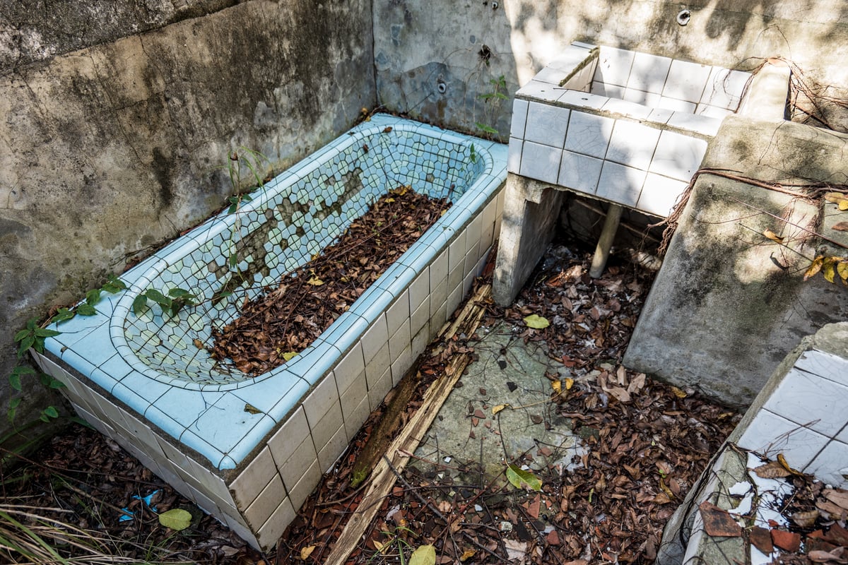 Old Blue Bathtub at Jianguo No. 9 Village (建國九村)